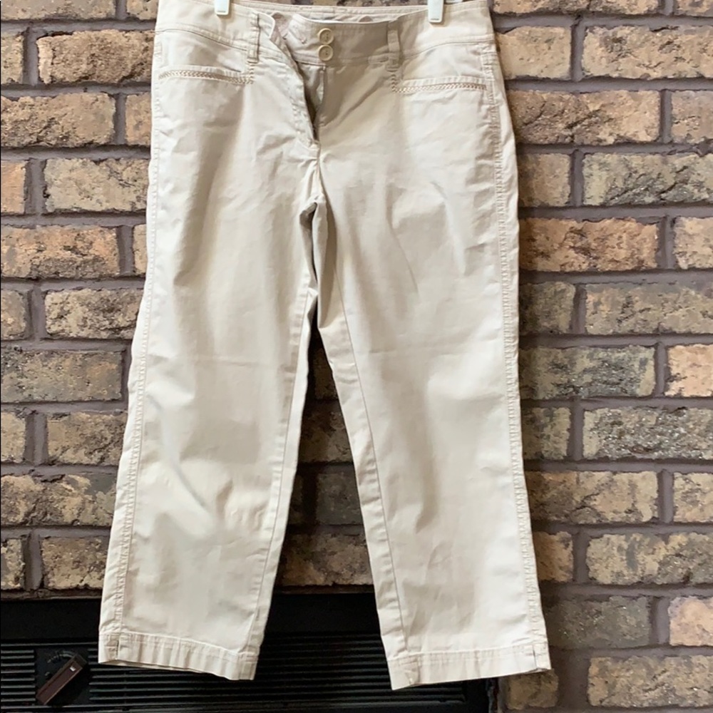 White House black market size 6 capris